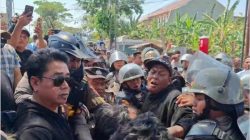 SIDANG SUDEWO MEMANAS, DUA KELOMPOK MASSA BERSITEGANG DI PENGADILAN TIPIKOR SEMARANG